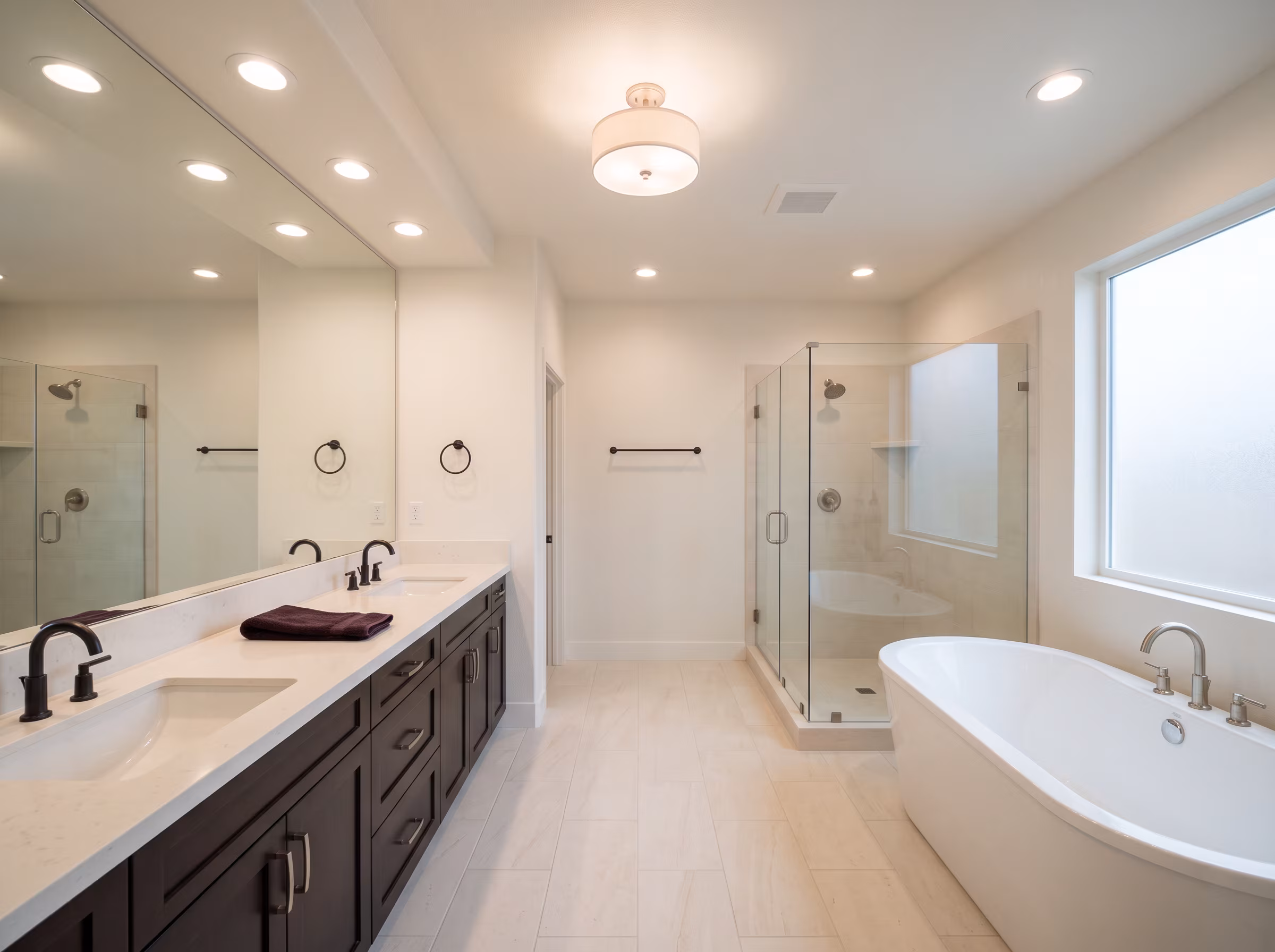 Double vanity with side lighting at the mirrors for shadow-free grooming