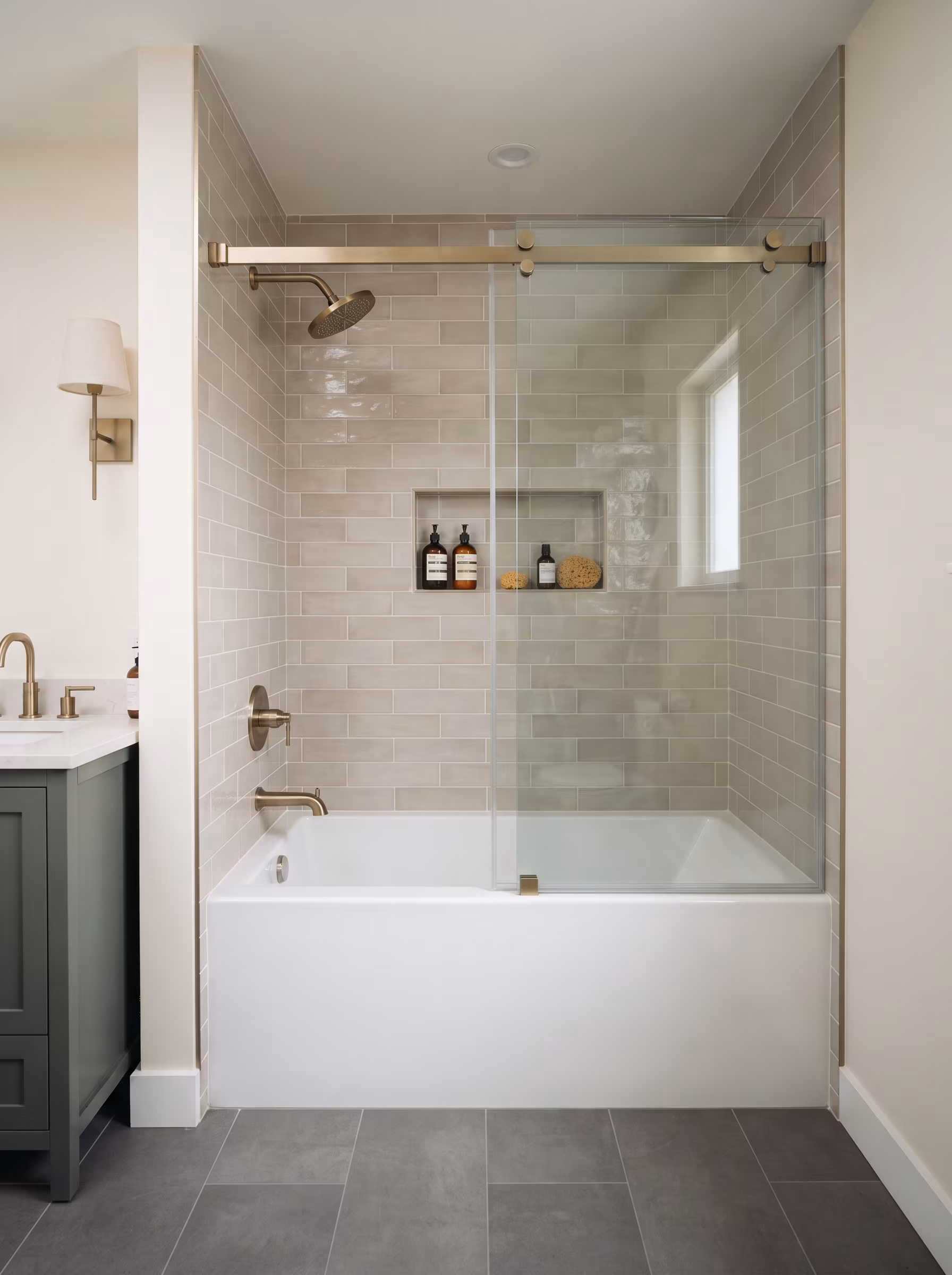 Tiled surround walls at the tub junction